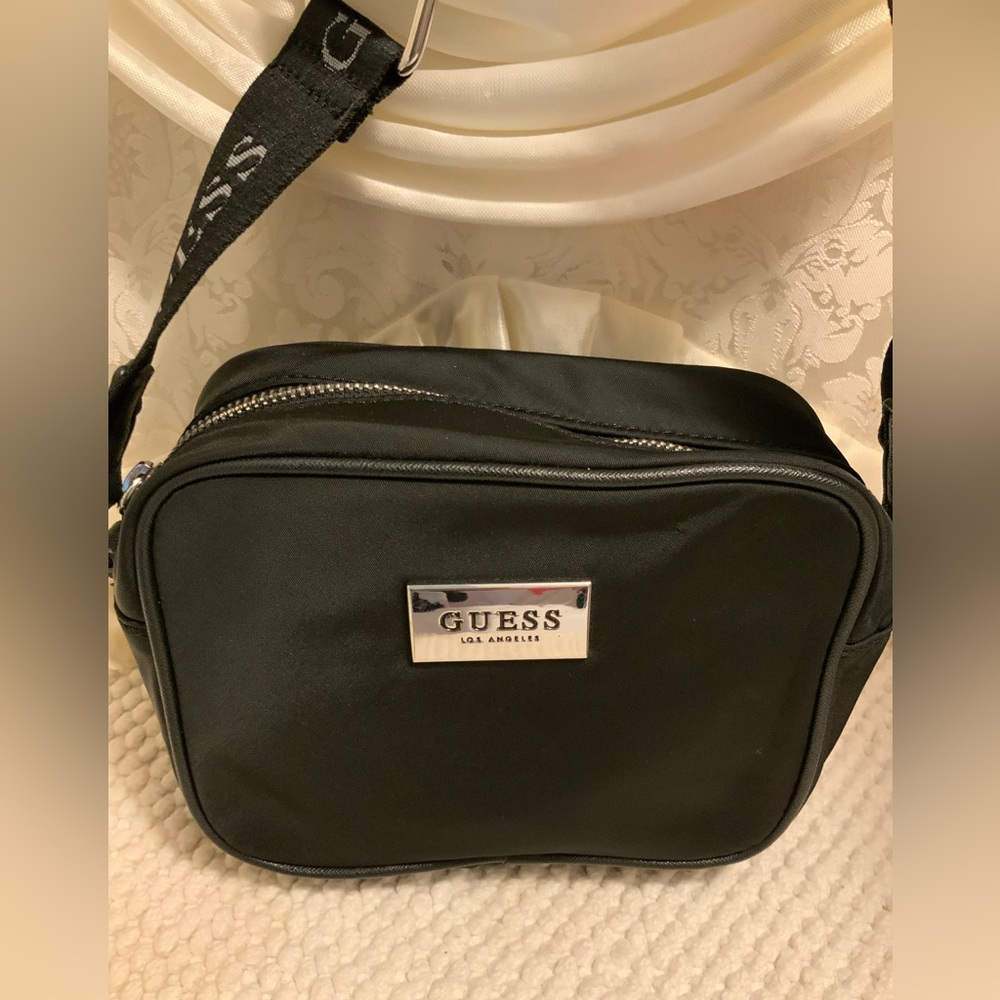 GUESS - Picture 2 of 9
